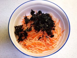 8、培根鸡蛋饼,加入培根和紫菜