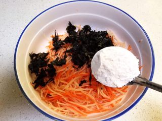 9、培根鸡蛋饼,加入1大勺面粉