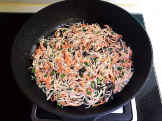 12、培根鸡蛋饼,炒锅烧热后1勺玉米油，油温6分热的时候加入培根和时蔬丝，摊匀