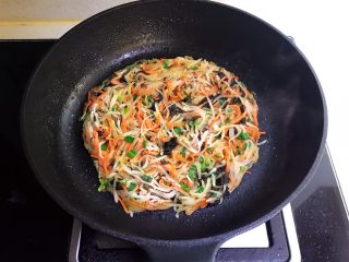 13、培根鸡蛋饼,小火煎至培根时蔬底部定型