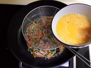 14、培根鸡蛋饼,把鸡蛋液过筛倒入锅里