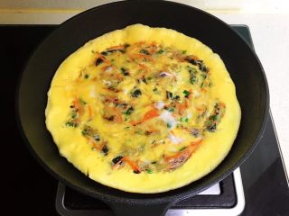 16、培根鸡蛋饼,煎至鸡蛋液凝固即可，培根鸡蛋饼做好了~