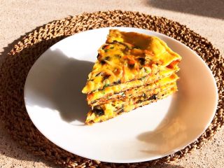 17、培根鸡蛋饼,把培根鸡蛋饼切成小块就可以吃了~