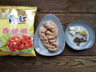 1、干煸肥肠,准备食材。