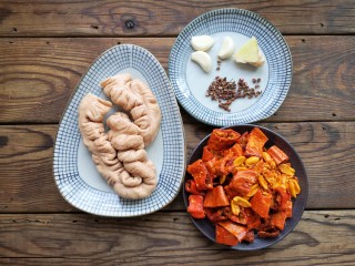 2、干煸肥肠,今天用的这种香脆椒，香脆但不是很辣，特别好吃。