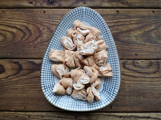 3、干煸肥肠,卤肥肠（熟）切段。