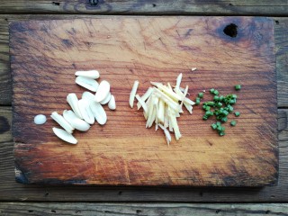 4、干煸肥肠,蒜去皮去蒂切片，姜切丝，小葱切圈备用。