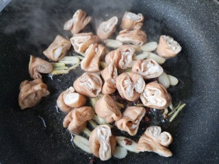 6、干煸肥肠,下入切好的肥肠段。