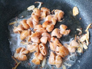 7、干煸肥肠,中小火将肥肠煸出油，煸至肥肠表面金黄色。