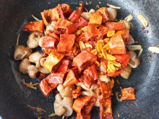 8、干煸肥肠,下入香脆椒。