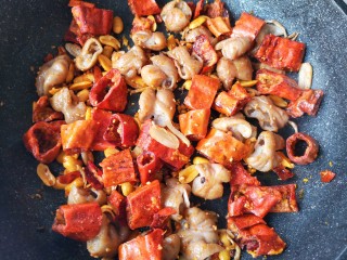 9、干煸肥肠,大火翻炒均匀即可。