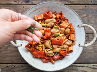 10、干煸肥肠,锅装盘后撒小葱。