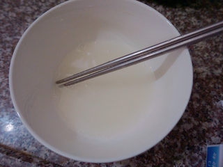 5、广东白凉粉,加适量的水搅拌均匀