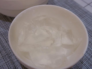 15、广东白凉粉,切一部分凉粉倒入小碗中