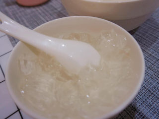 17、广东白凉粉,将凉粉切成小块小块的，与白砂糖搅拌均匀