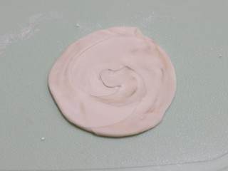 6、脆皮酱香饼,按扁后擀薄