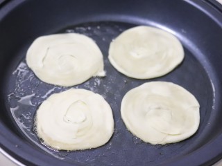 8、脆皮酱香饼,起锅刷油放入饼胚