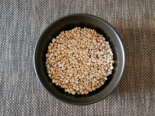1、红豆薏米糊,薏米称重