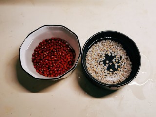 6、红豆薏米糊,加入清水浸泡2个小时