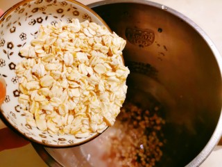 9、红豆薏米糊,放入麦片