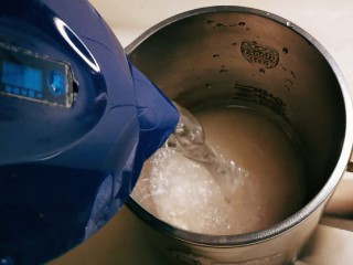 10、红豆薏米糊,注入清水，至水位线以下。