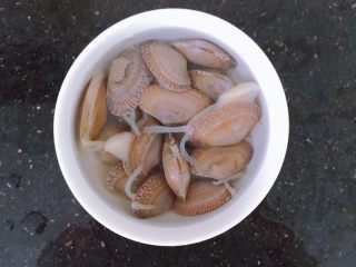 1、蒜蓉粉丝烤花甲,花甲放入清水中清理一下残留的土