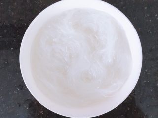 2、蒜蓉粉丝烤花甲,粉丝用温水泡发
