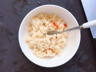 4、蒜蓉粉丝烤花甲,蒜头辣椒都剁成碎末