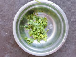 5、蒜蓉粉丝烤花甲,香菜切碎备用