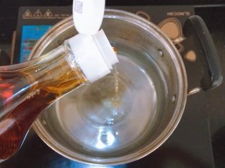 7、蒜蓉粉丝烤花甲,起一锅水,加入少许盐和料酒