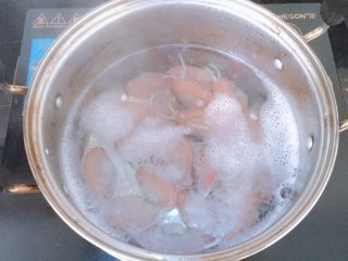8、蒜蓉粉丝烤花甲,水烧开后放入花甲焯熟,焯到开口就好了,不用煮太久