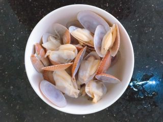 9、蒜蓉粉丝烤花甲,将花甲捞起