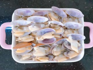 12、蒜蓉粉丝烤花甲,再把花甲摆在最上面