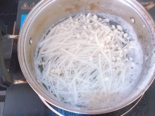 10、蒜蓉粉丝烤花甲,放入金针菇焯一下水