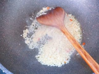 13、蒜蓉粉丝烤花甲,锅内倒入油,放入蒜蓉辣椒,煸香