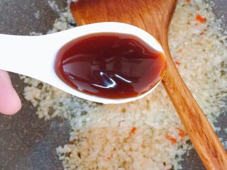 14、蒜蓉粉丝烤花甲,加入一茶匙蚝油