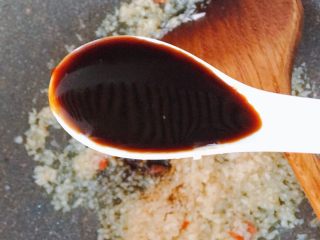 15、蒜蓉粉丝烤花甲,加入一茶匙生抽