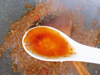 16、蒜蓉粉丝烤花甲,加入一茶匙香麻油