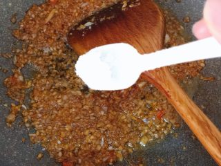 17、蒜蓉粉丝烤花甲,加入适量盐,翻炒出香味