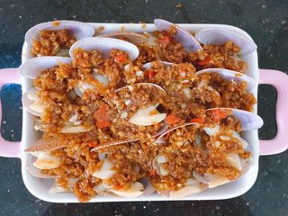 18、蒜蓉粉丝烤花甲,把蒜蓉辣椒倒在花甲上