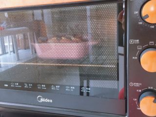 19、蒜蓉粉丝烤花甲,烤箱预热200度,接着放入烤箱中层200度烤10分钟