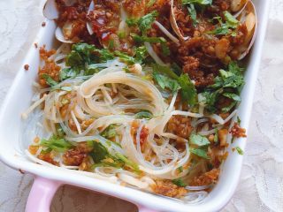 23、蒜蓉粉丝烤花甲,吃一半发现没有加香菜了,补一张,里面的粉丝真的好吃哭