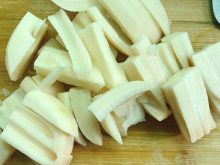 3、姜爆鸭子,切成条