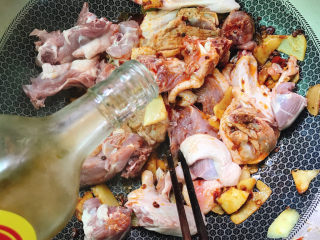 10、姜爆鸭子,放入料酒