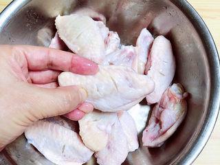 2、香酥炸鸡翅,给鸡翅中正反面来上两刀。