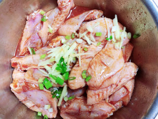 5、香酥炸鸡翅,再加入葱姜末。