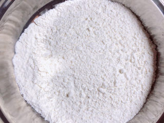 8、香酥炸鸡翅,再准备一小碗面粉。