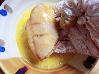 10、香酥炸鸡翅,将鸡翅放入鸡蛋液中，裹上一层蛋液。