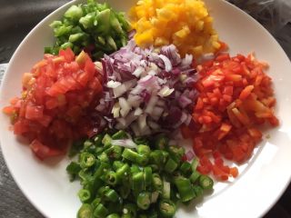 1、三色牛肉酱拌面,先将材料切小丁