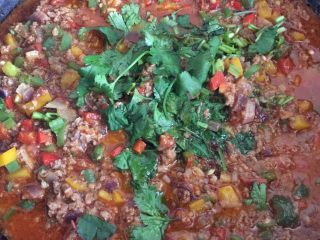 2、三色牛肉酱拌面,倒油，待热后倒入牛肉煸炒，变色出水后继续煸炒，放姜葱蒜，郫县豆瓣继续翻炒。